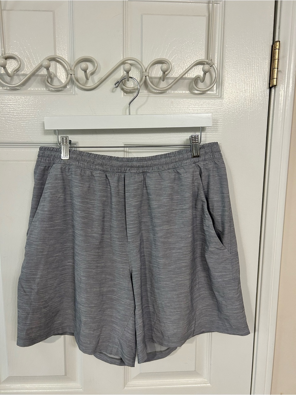 Lululemon Men’s Heather Gray Athletic Shorts with Pockets Size XL